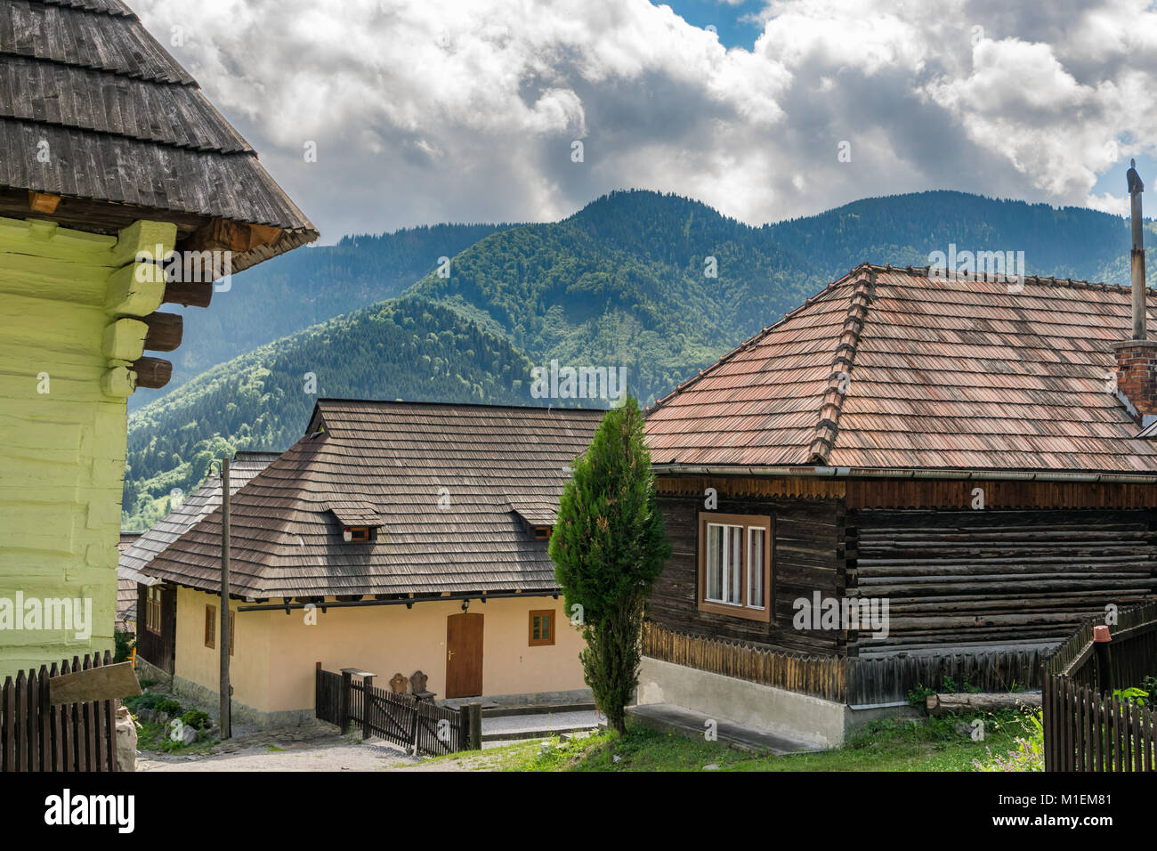 Häuser der alten volkstümlichen Dorf Vlkolinec Stockfoto