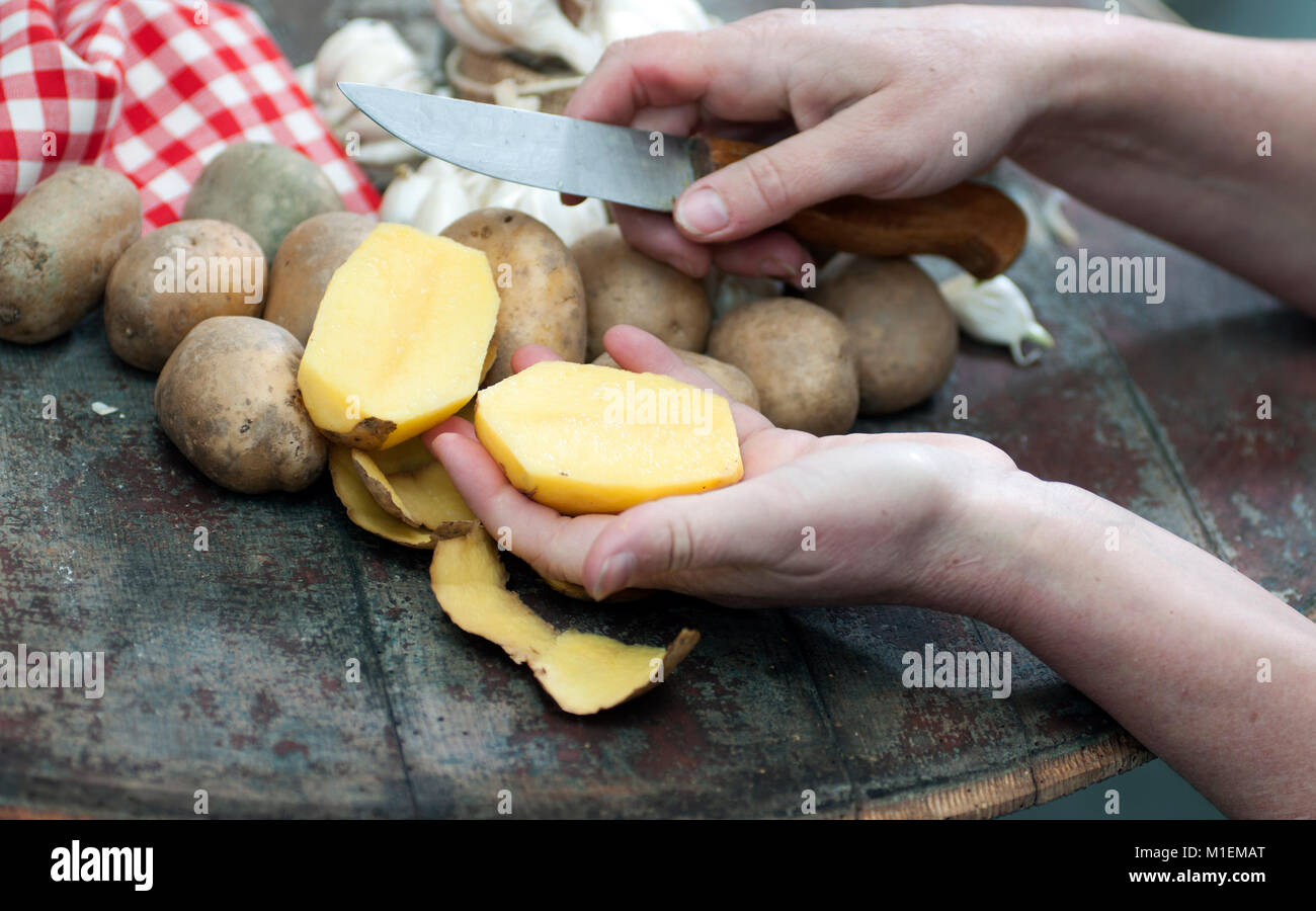 Kartoffel schaelen Fotos und Bildmaterial in hoher Auflösung Alamy