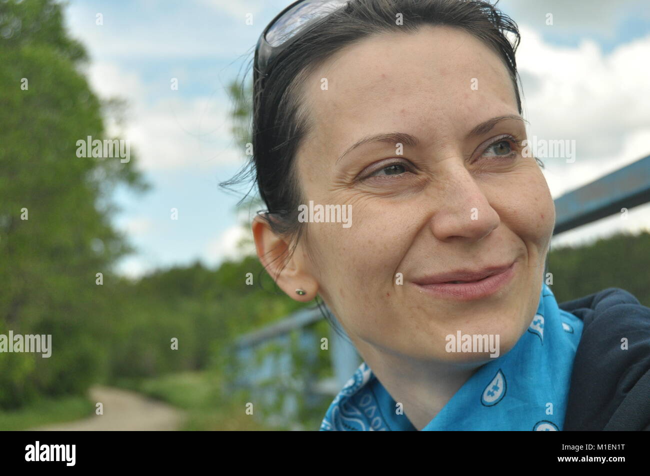 Die Frau unterhalten und nachdenklich. Mädchen mit Ohrringe. Lächeln und Zufriedenheit. Stockfoto