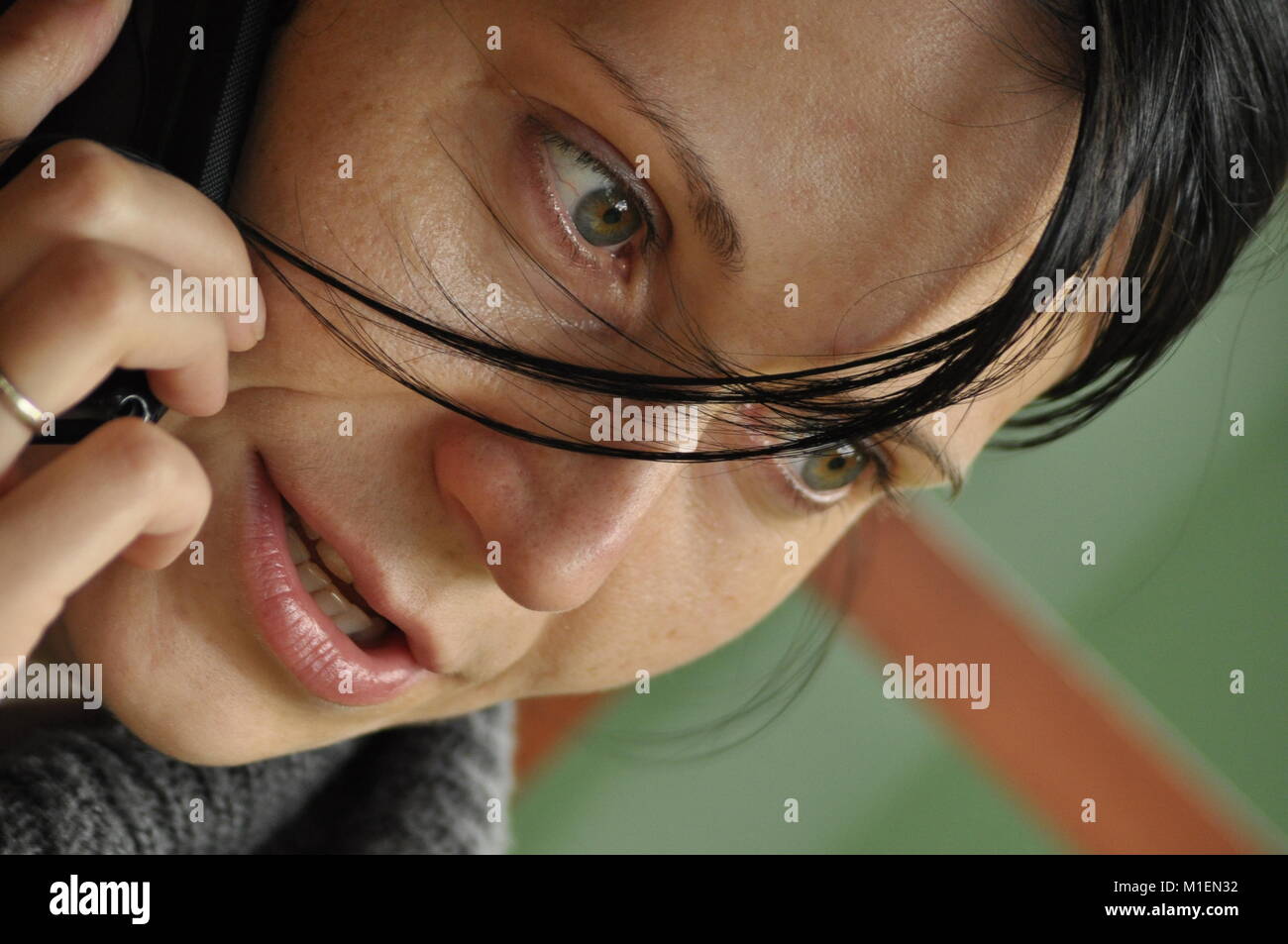 Die Frau unterhalten und nachdenklich. Mädchen mit Ohrringe. Lächeln und Zufriedenheit. Stockfoto