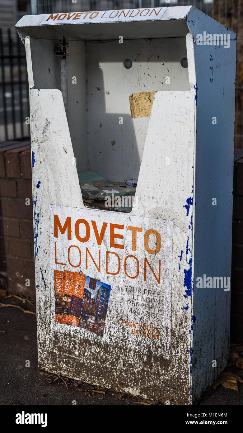 Eine schmutzige Getränkeautomat Kiosk Werbung der 'nach London "freien preperty Papier. Stockfoto