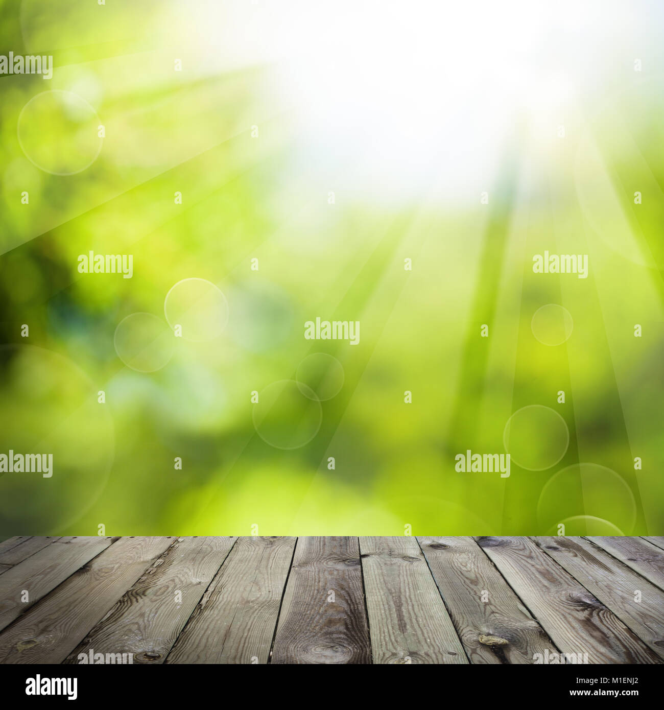 Abstrakte Grüner Hintergrund mit leeren Holztisch und Grünen Bokeh Funkeln Stockfoto