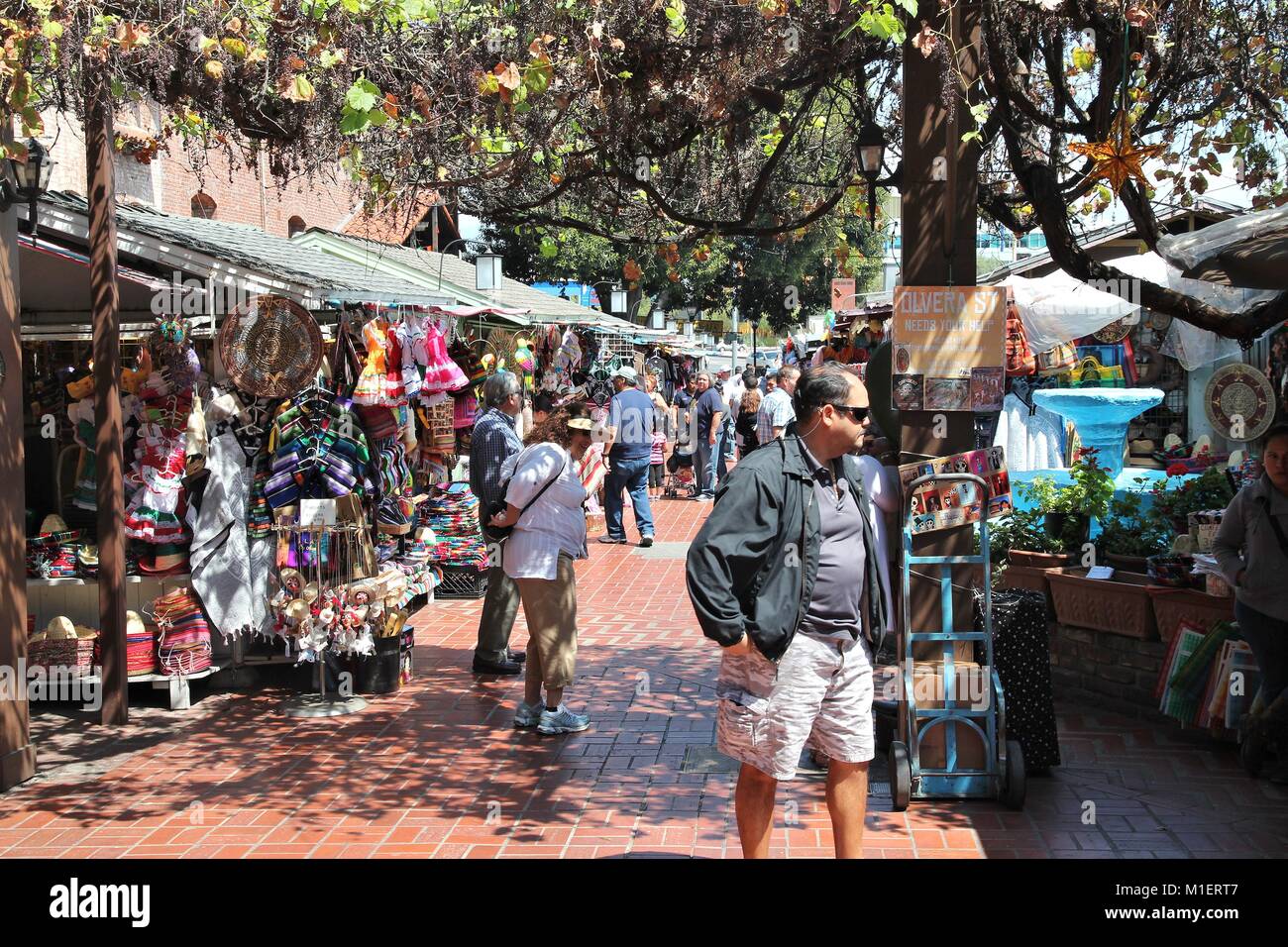 LOS ANGELES, USA - April 5, 2014: die Menschen besuchen Olvera Street in Los Angeles. Olvera Street ist der älteste Teil von Downtown LA. Es ist der California State H Stockfoto