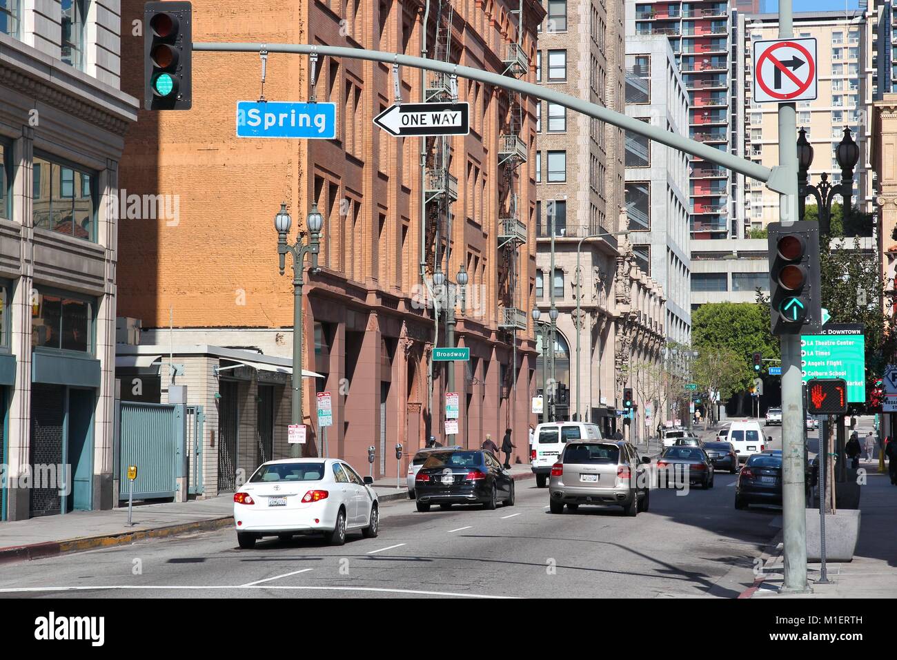 LOS ANGELES, USA - April 5, 2014: die Menschen Autos fahren in Downtown LA. Los Angeles ist die 2. die bevölkerungsreichste Stadt in den USA (3,792,621 Menschen). Stockfoto