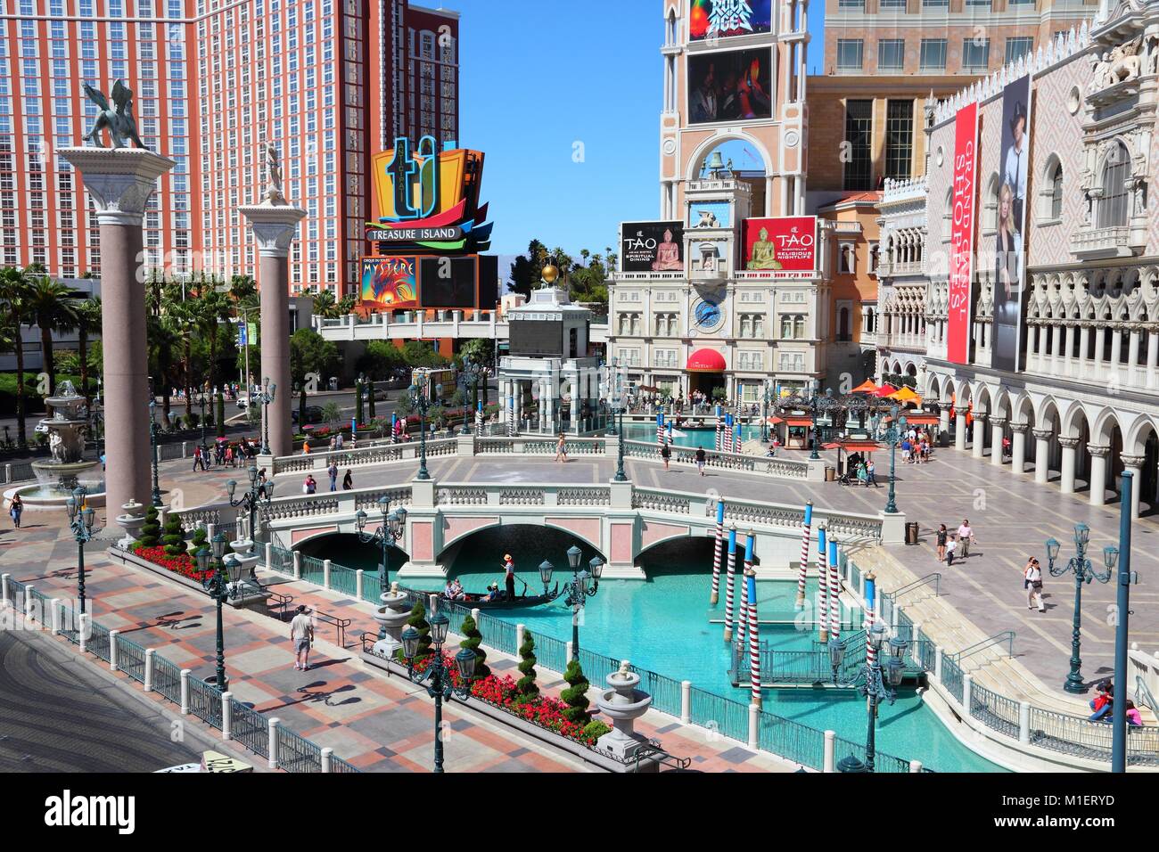 LAS VEGAS, USA - 14. APRIL 2014: Menschen besuchen den Venetian Resort in Las Vegas. Es ist eine der 10 größten Hotels der Welt mit 4.409 Zimmern. Stockfoto