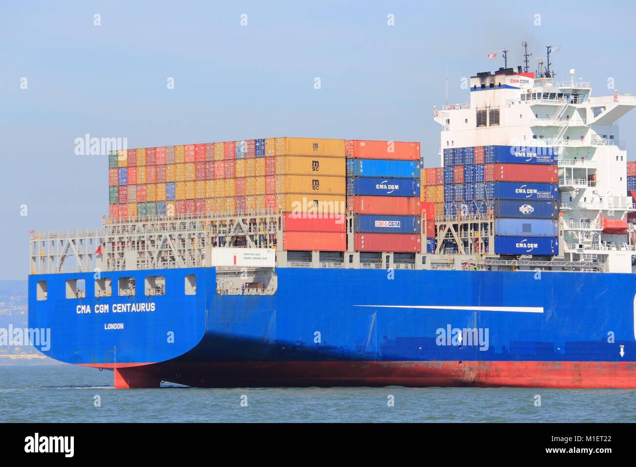 SAN FRANCISCO, USA - April 8, 2014: CMA CGM Centaurius container Schiff segelt in der Bucht von San Francisco. CMA CGM ist die 3. größte Containerschifffahrt Standort Stockfoto