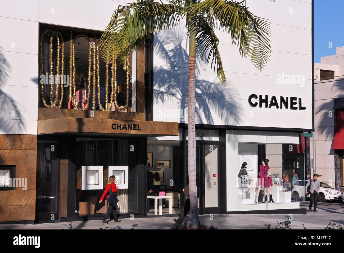 LOS ANGELES, USA - April 5, 2014: Shopper besuchen Chanel store in Beverly  Hills, Los Angeles. Die berühmte Marke besteht seit 1909 und hatte 6,3  Milliarden EU Stockfotografie - Alamy