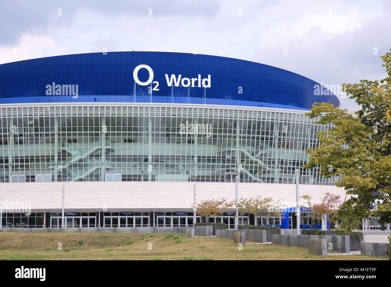 BERLIN, DEUTSCHLAND - 26. AUGUST 2014: O2 World, ein multi-Indoor Arena für Konzerte und Sportveranstaltungen in Berlin Friedrichshain. Es geöffnet war ich Stockfoto
