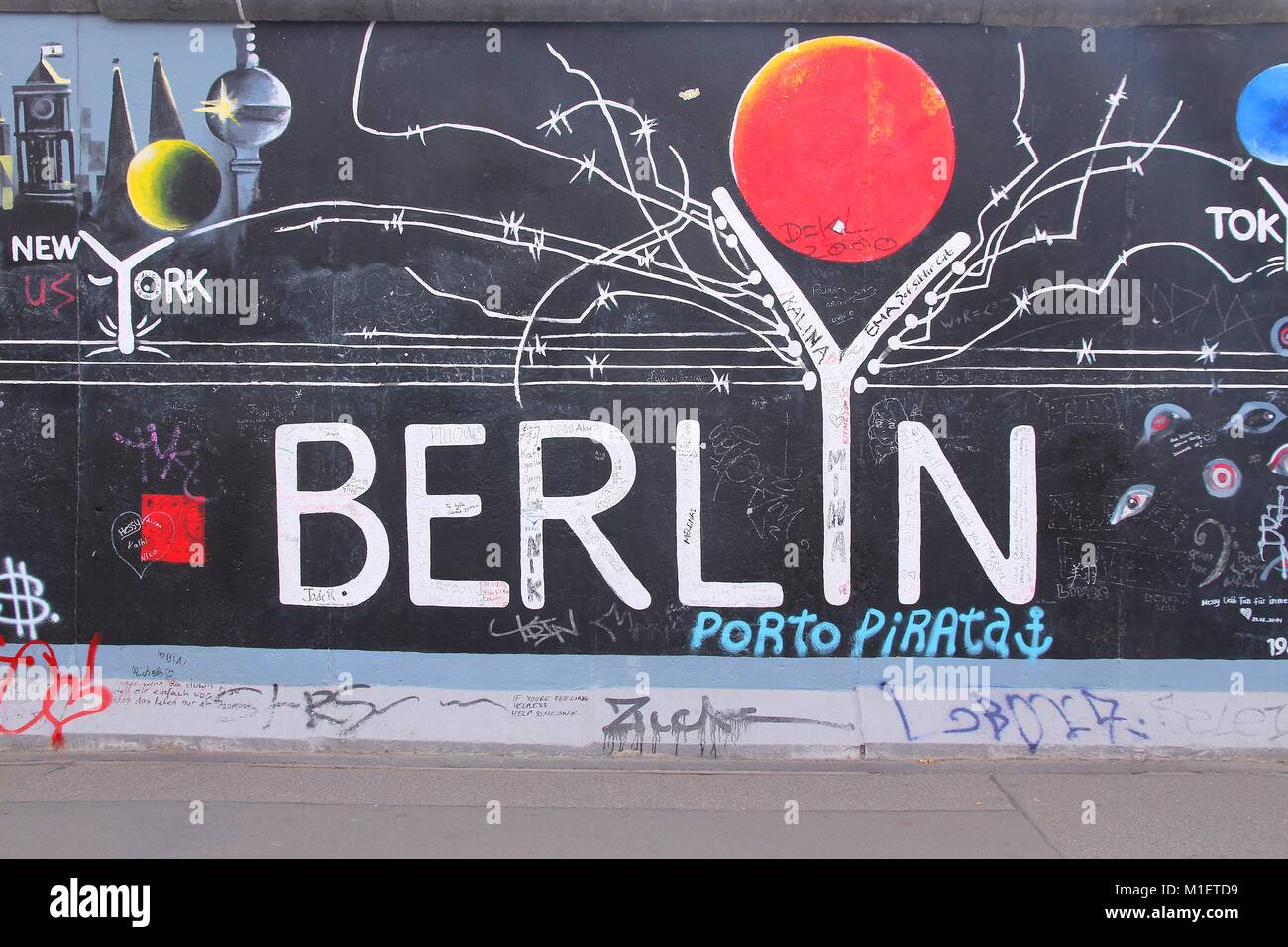BERLIN, DEUTSCHLAND - 26. AUGUST 2014: Urban Art der East Side Gallery in Berlin. Teil der ehemaligen Berliner Mauer ist in der Kunst, die von mehr als 100 Künstlern die Sünde bedeckt Stockfoto
