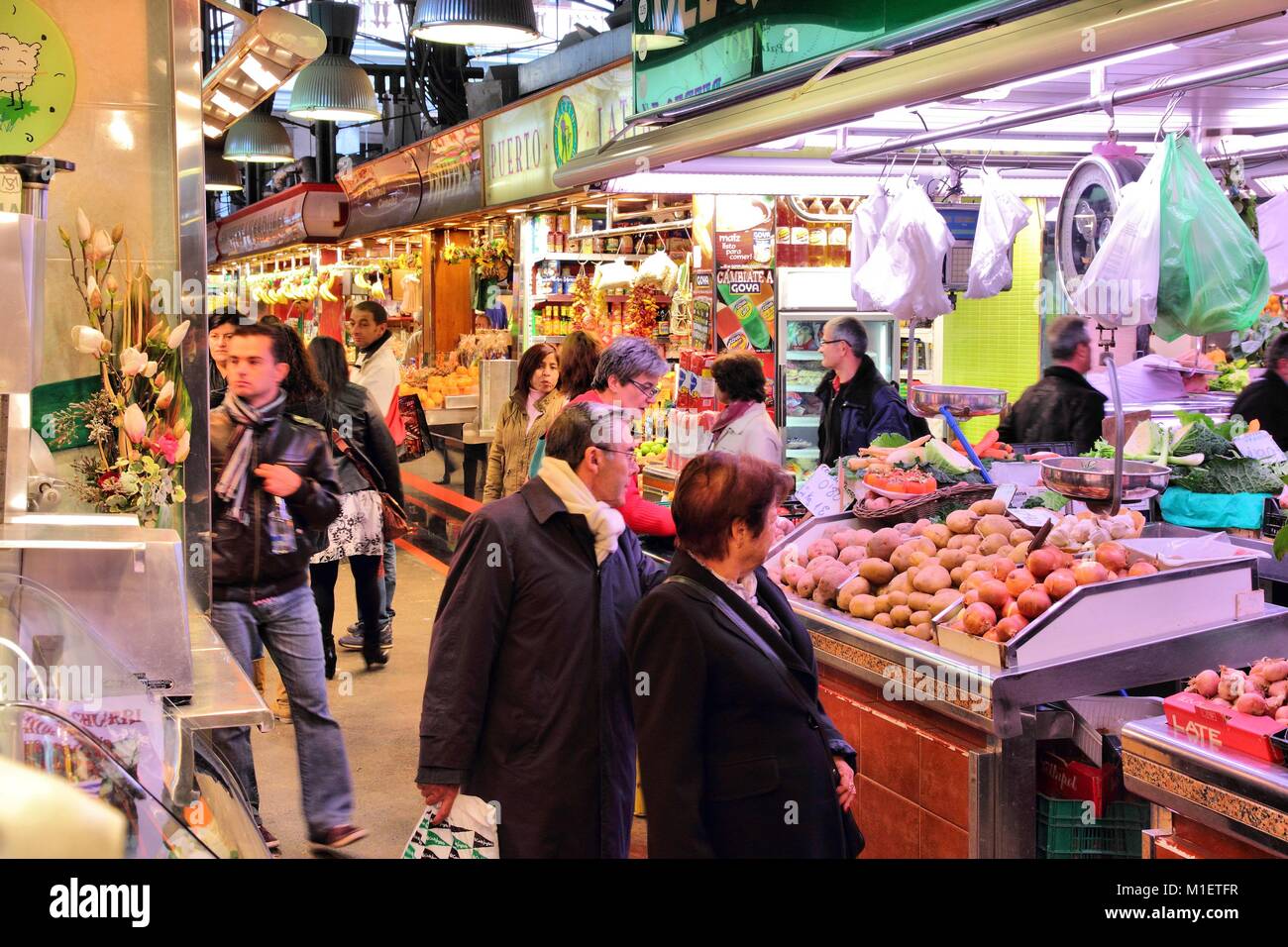 BARCELONA, Spanien - 6. NOVEMBER: die Menschen besuchen Boqueria Markt am 6. November in Barcelona, Spanien 2012. Tripadvisor sagt, es ist am besten, Einkaufszentrum Stockfoto