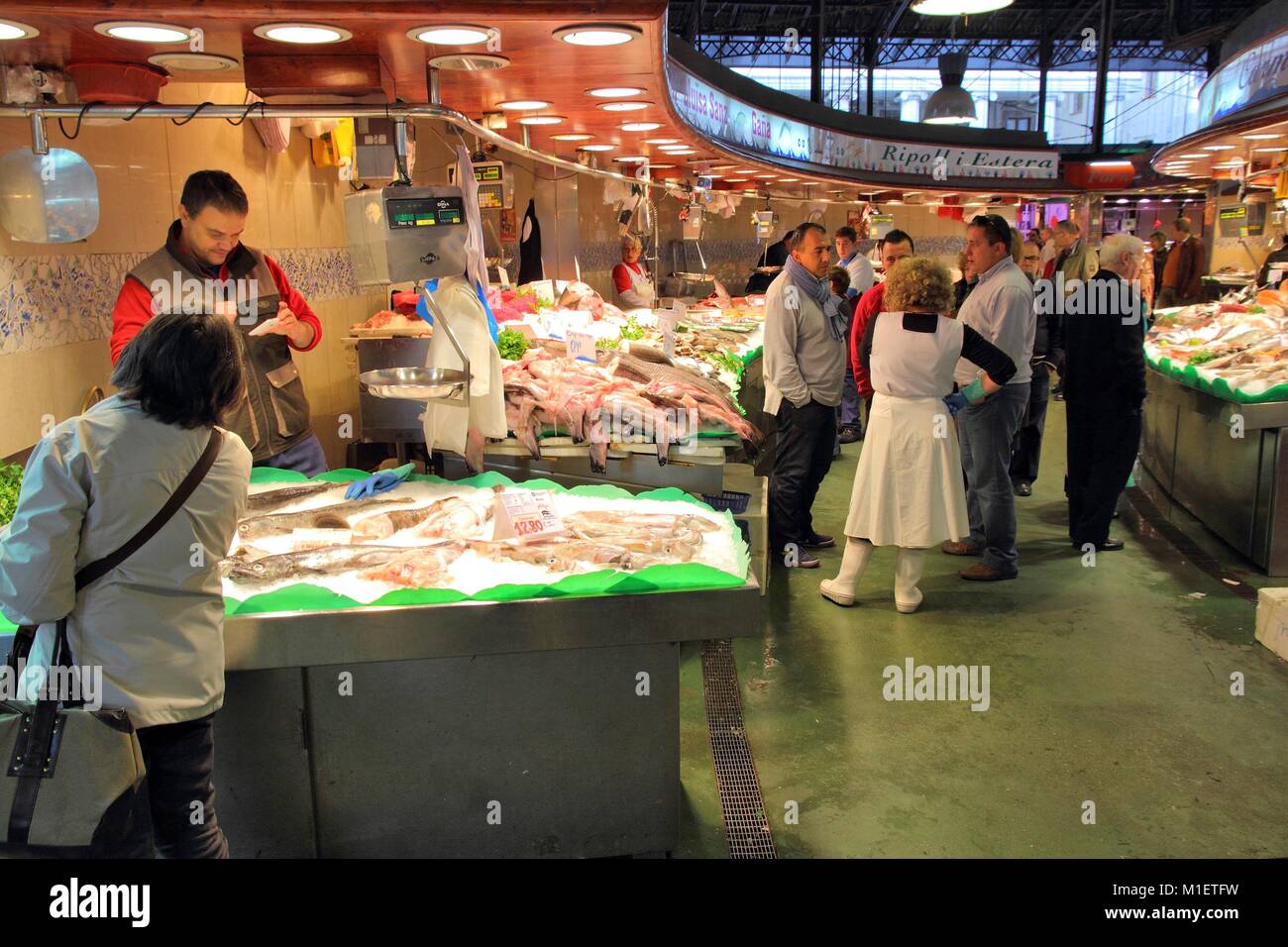 BARCELONA, Spanien - 6. NOVEMBER: die Menschen besuchen Boqueria Markt am 6. November in Barcelona, Spanien 2012. Tripadvisor sagt, es ist am besten, Einkaufszentrum Stockfoto