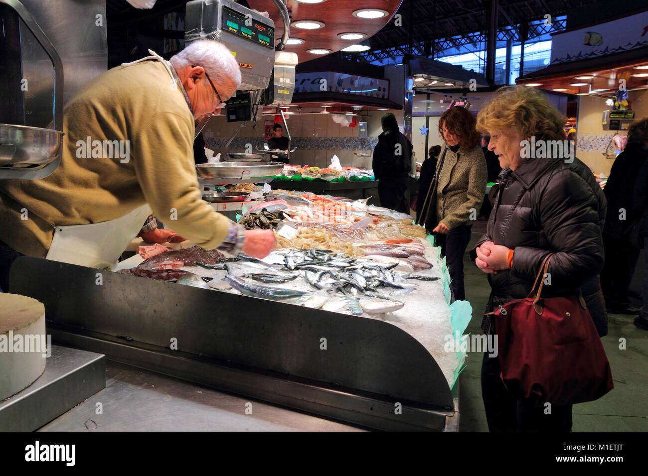 BARCELONA, Spanien - 6. NOVEMBER: die Menschen besuchen Boqueria Markt am 6. November in Barcelona, Spanien 2012. Tripadvisor sagt, es ist am besten, Einkaufszentrum Stockfoto