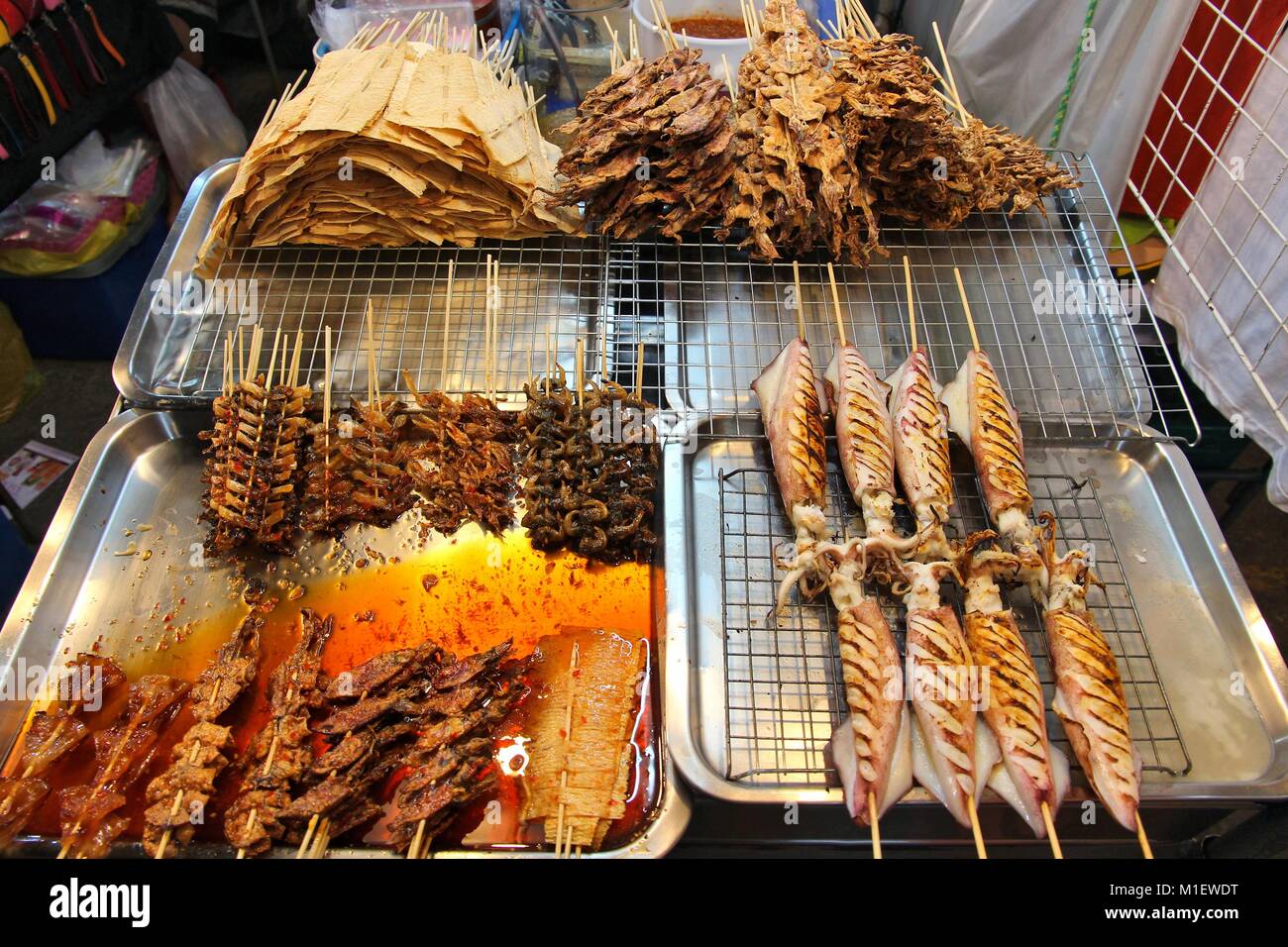 Food Markt in Hua Hin, Thailand. Gegrillte Meeresfrüchte mit Fischen und Tintenfischen. Stockfoto