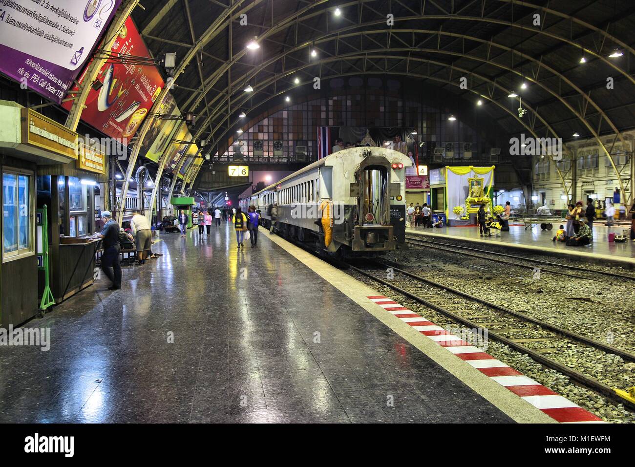 BANGKOK, THAILAND - 8. Dezember, 2013: die Menschen mit dem Zug At Hua Lamphong railway station in Bangkok. Die Station wurde 1916 geöffnet und serviert 60,00 Stockfoto