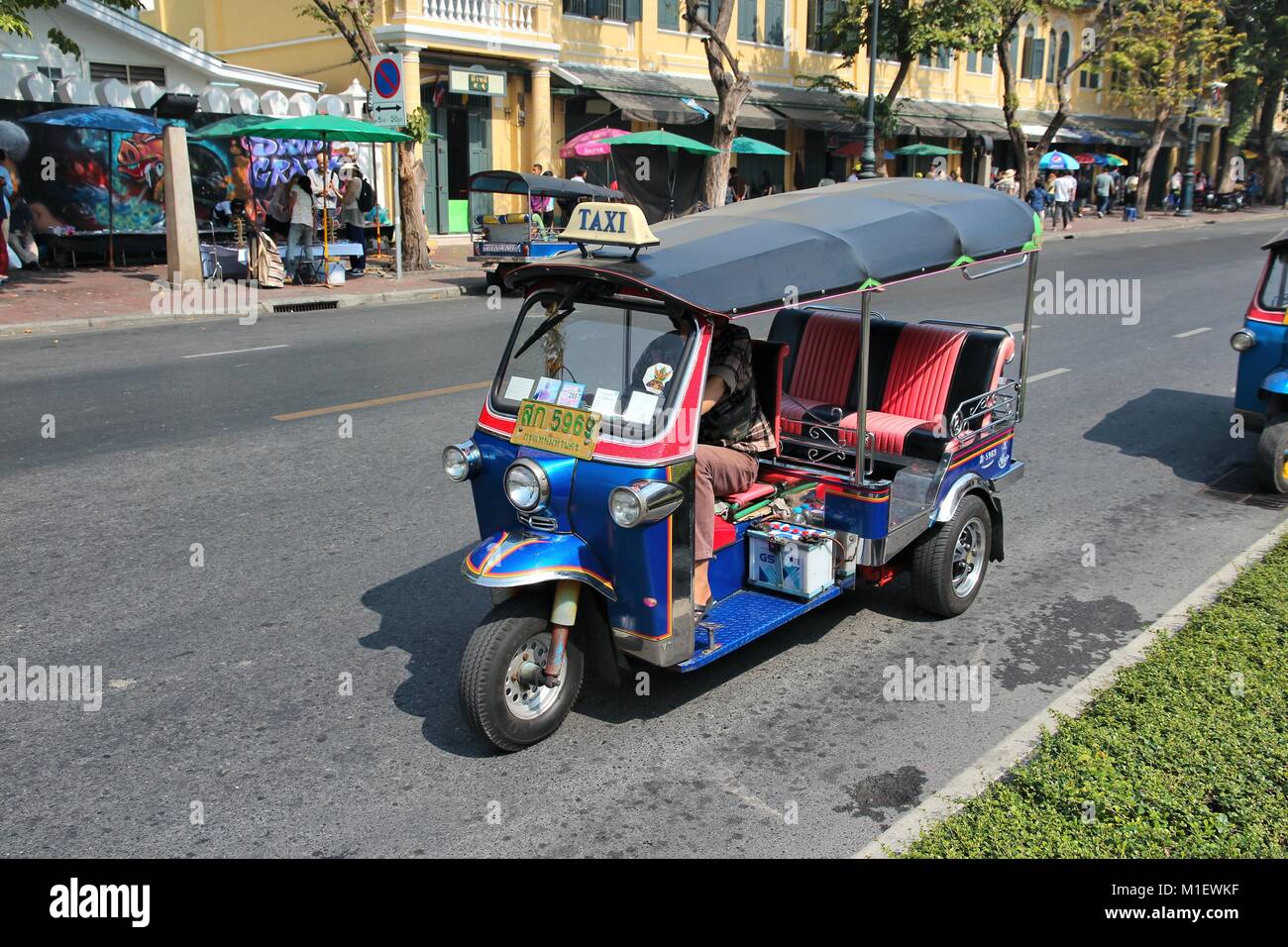 BANGKOK - Dezember 22: der Fahrer fährt mit seinem tuk tuk am 22. Dezember 2013 in Bangkok. Bangkok ist die größte Stadt in Thailand mit 14 Millionen Menschen livin Stockfoto