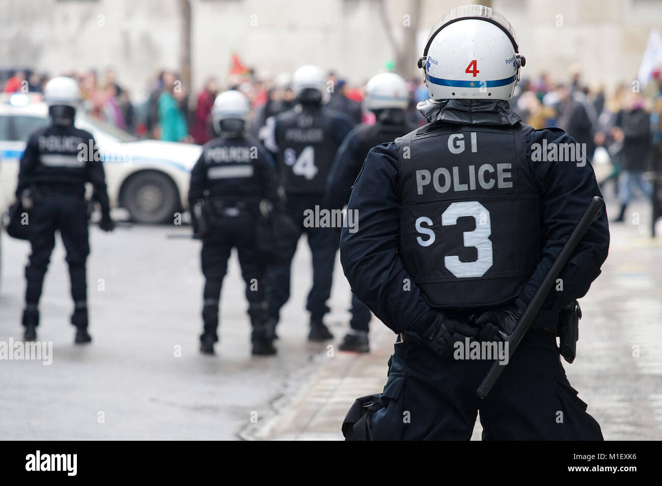 Montreal, Kanada 26, Februar, 2013. Polizisten in Kampfausrüstung wacht über eine Menge während eines Protestes. Credit: Mario Beauregard/Alamy leben Nachrichten Stockfoto