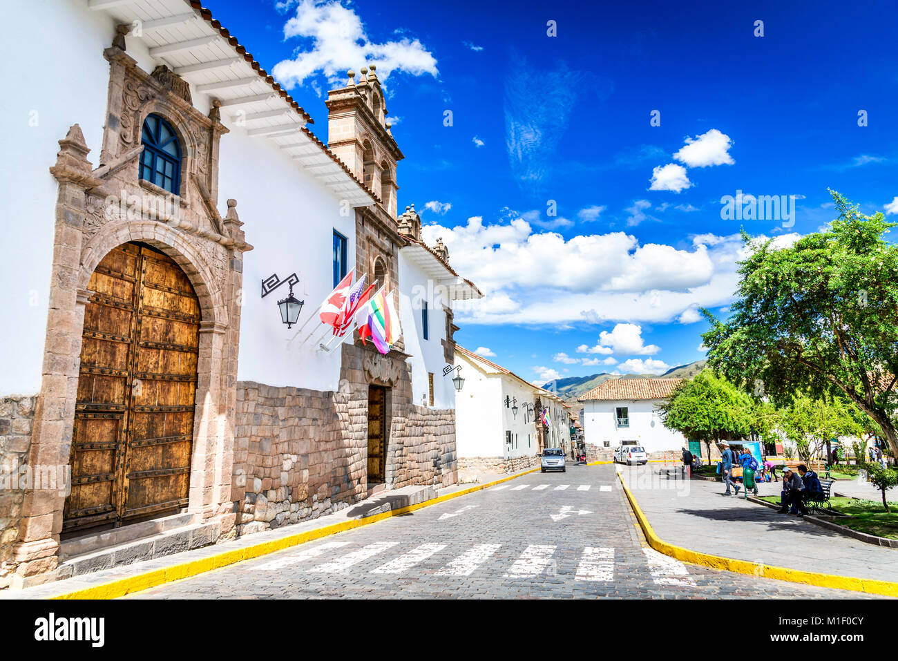 Cusco, Peru - Mittelalterliche Straße mit kolonialer Architektur in der berühmten Stadt der Inka, Cuzco in Südamerika. Stockfoto