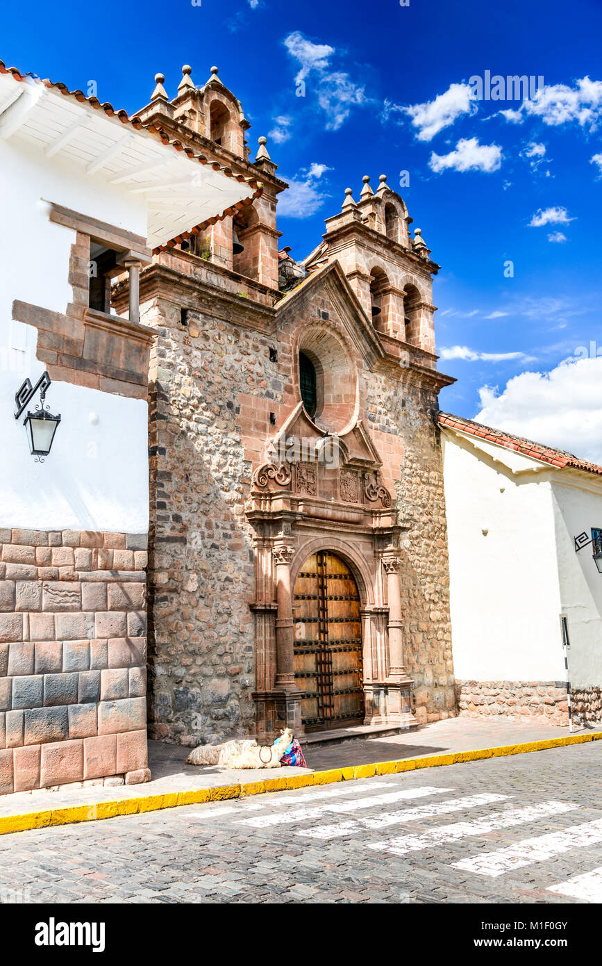 Cusco, Peru - Mittelalterliche Straße mit kolonialer Architektur in der berühmten Stadt der Inka, Cuzco in Südamerika. Stockfoto