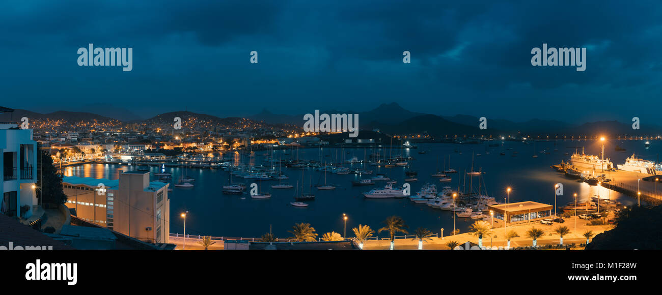 Mindelo in der Dämmerung. Hafenstadt mit viele Boote in der Bucht am Kap Verde im nördlichen Teil der Insel Sao Vicente. Lange Belichtung Panorama-Aufnahme ein. Stockfoto