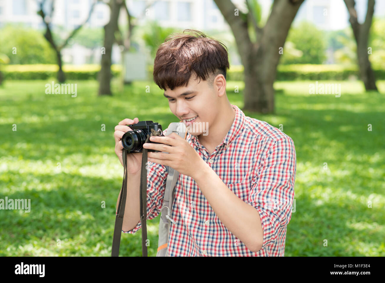 Halbe Länge junger asiatischer Mann im Freien in der Stadt Bild Stockfoto