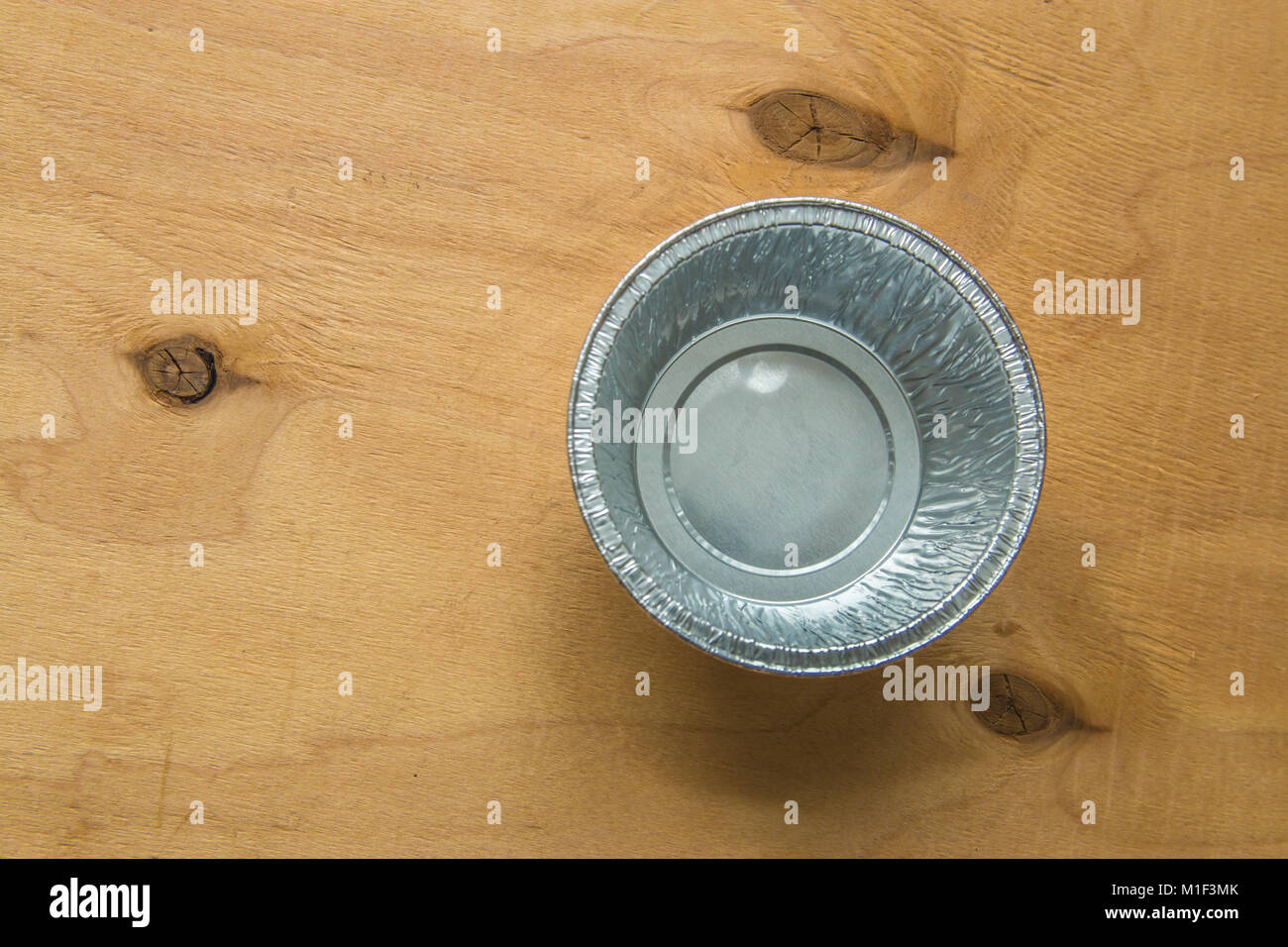Aluminium cupcake Schimmel auf Holzbrett. Stockfoto