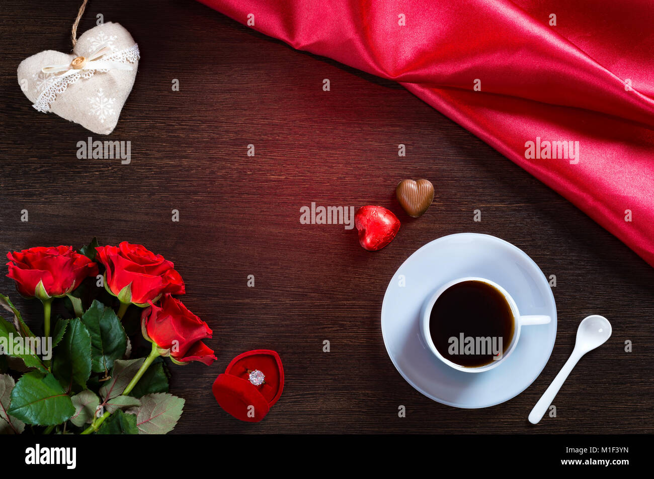 Happy Valentines Tag romantische Hintergrund mit Ehering, rosa Blüten, Tasse Kaffee und Schokolade Süßigkeiten Stockfoto