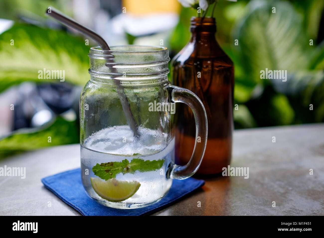 Frische Kokosnuss Saft mit Limette und Eis am Tisch im Café. Konzept der gesunden Drink im Sommer Stockfoto