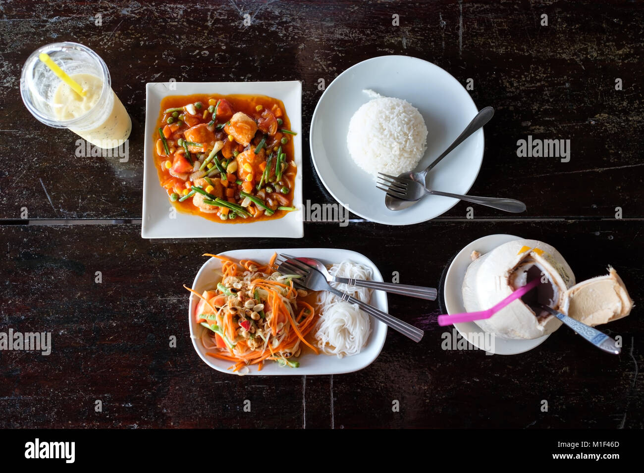 Weißer Reis, Tofu und würzigen Salat. Vegan Thai Food Stockfoto