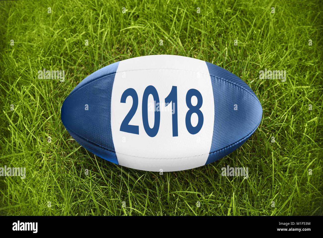 2018 auf einem Rugby Ball im Gras geschrieben Stockfoto