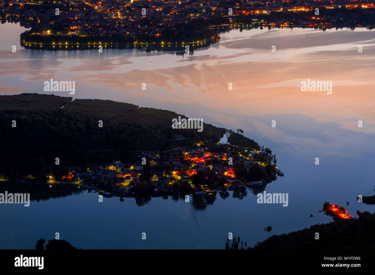Panoramablick auf See und Ioannina Nisaki, die bewohnte Insel in der Mitte des Sees, in der Region Epirus, Griechenland. Stockfoto