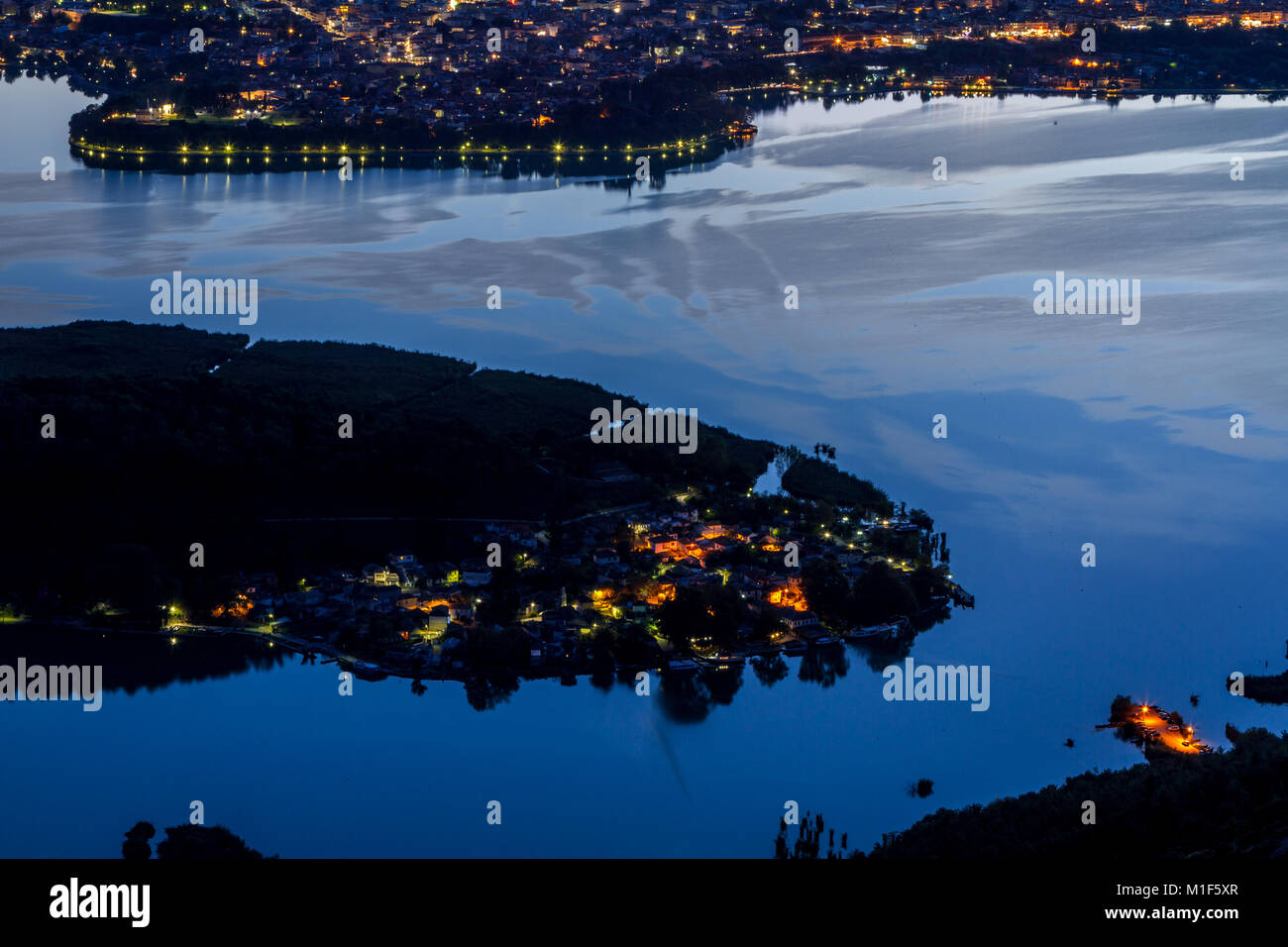 Panoramablick auf See und Ioannina Nisaki, die bewohnte Insel in der Mitte des Sees, in der Region Epirus, Griechenland. Stockfoto