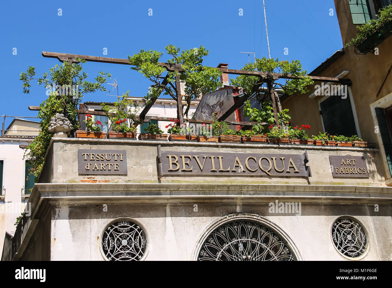 Venedig, Italien - 13 August 2016: Malerische Gebäude mit Blumen auf der Terrasse (Mario Bevilacqua fabric Store) Stockfoto