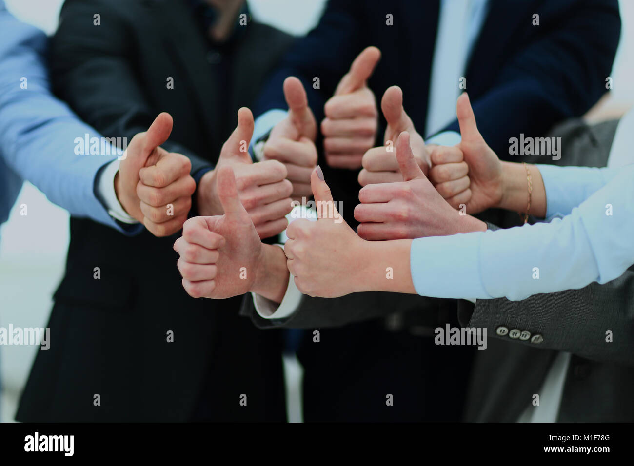 In der Nähe von Business Team die Daumen halten. Stockfoto