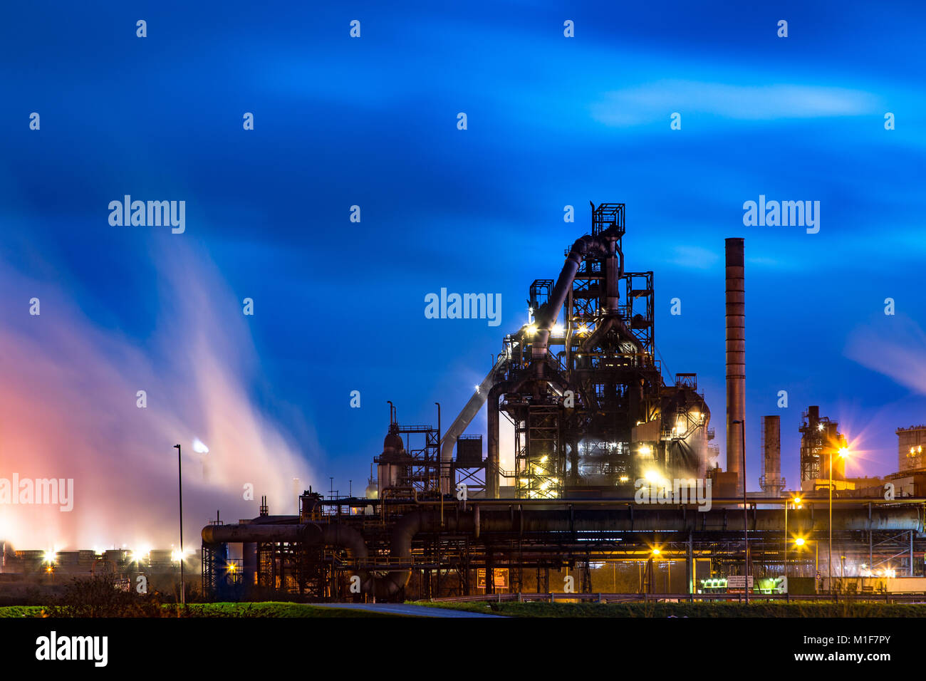 Tata Steel Port Talbot - Hochöfen 4 und 5 in der Nacht. Stockfoto