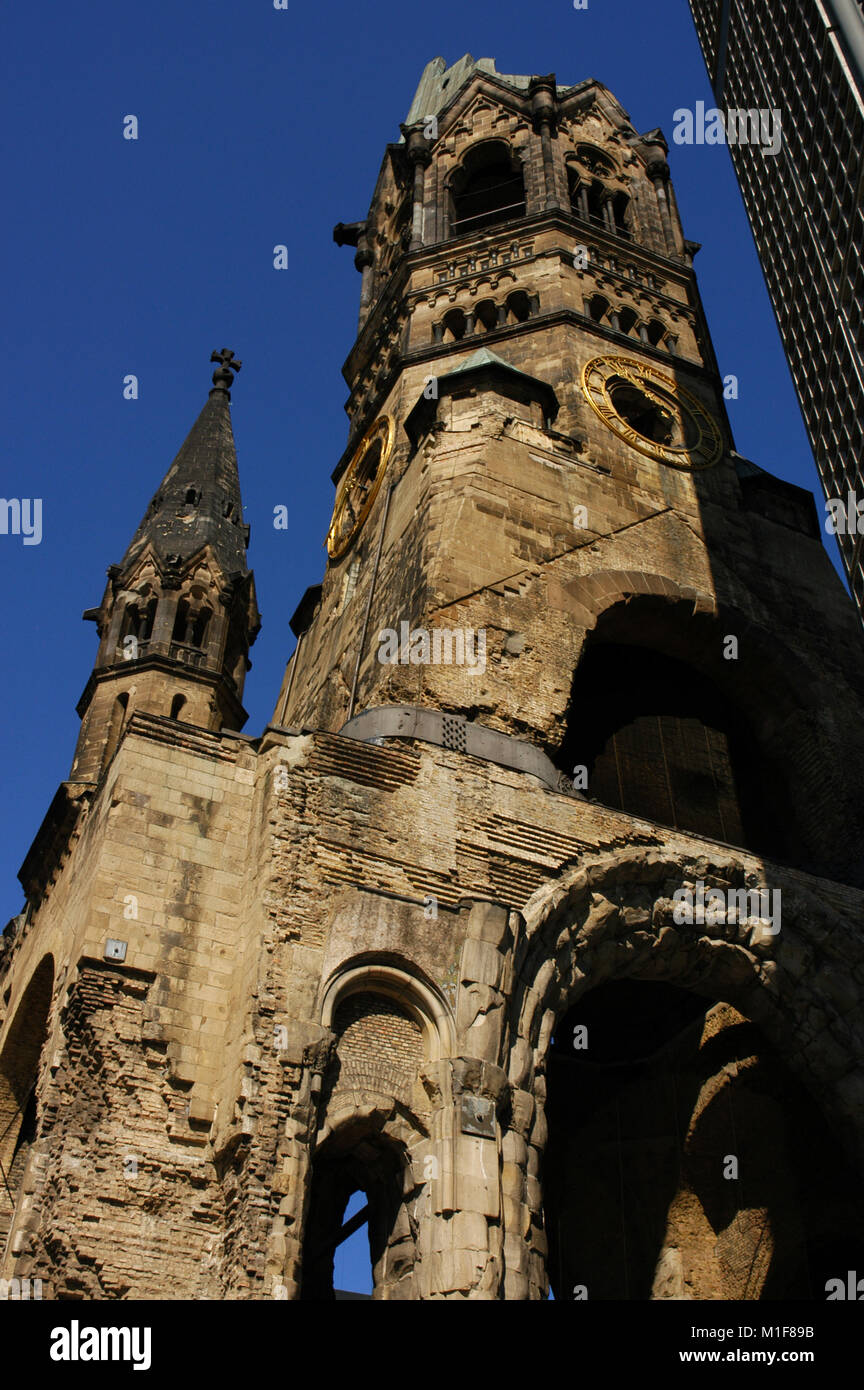 Deutschland. Berlin. Kaiser Wilhelm Gedächtniskirche. 1891-1895. Gebaut von Franz Heinrich Schwechten (1841-1924). Während des Zweiten Weltkriegs bombardiert, behält die Turmruine von Gebäuden umgeben zwischen 1951 und 1961 errichtet. Stockfoto