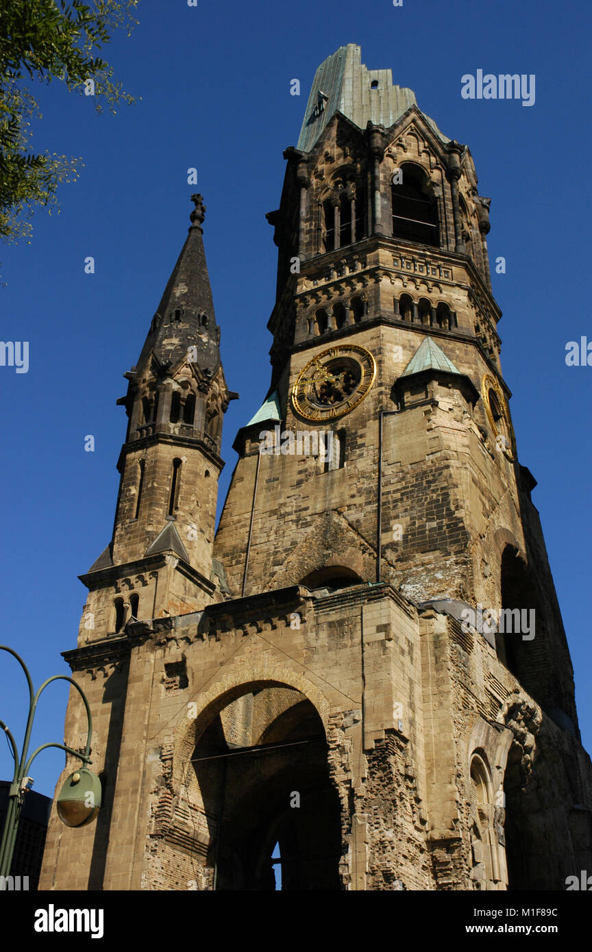 Deutschland. Berlin. Kaiser Wilhelm Gedächtniskirche. 1891-1895. Gebaut von Franz Heinrich Schwechten (1841-1924). Während des Zweiten Weltkriegs bombardiert, behält die Turmruine von Gebäuden umgeben zwischen 1951 und 1961 errichtet. Stockfoto