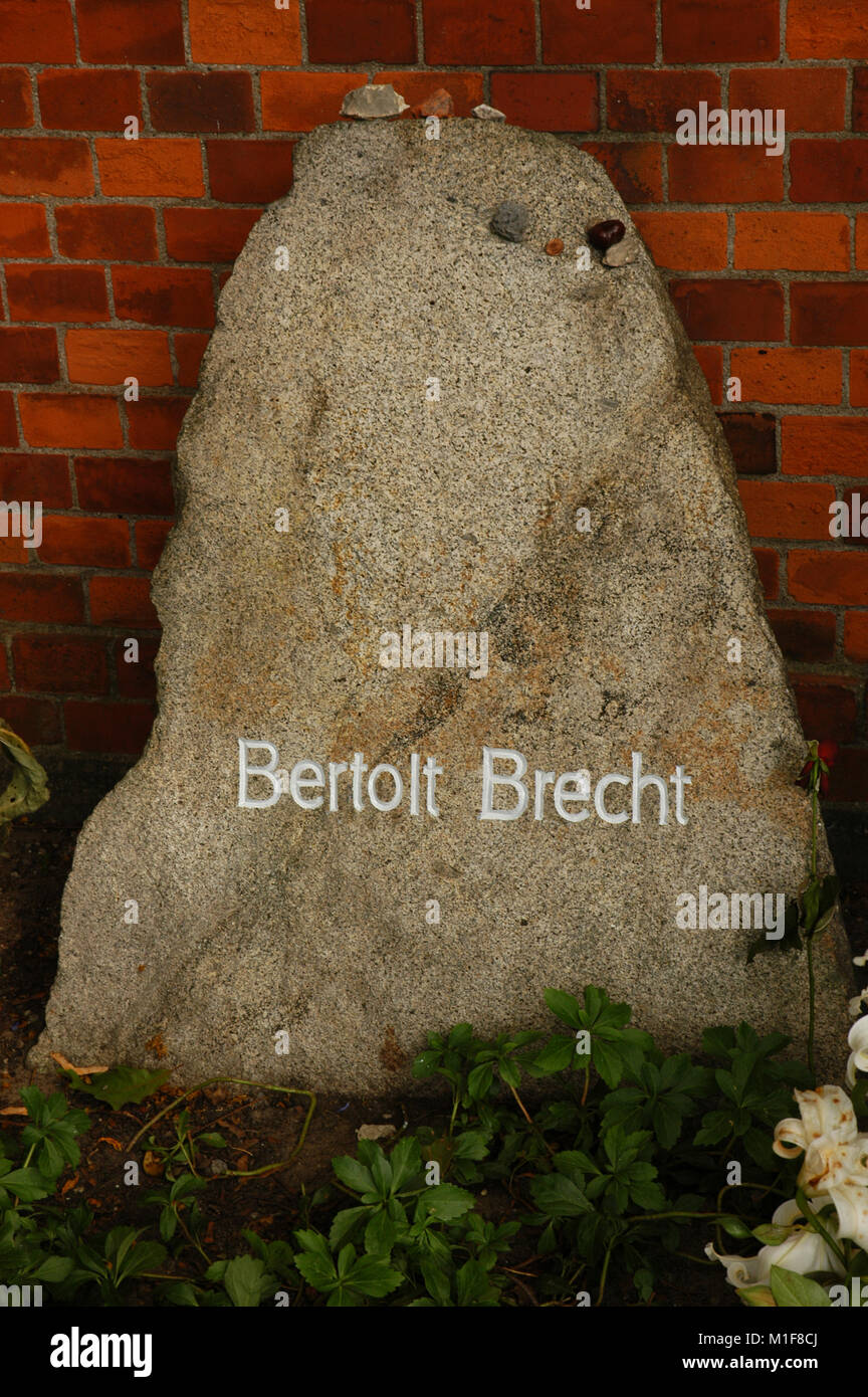 Berthold Brecht (1898-1956). Der deutsche Dramatiker und Dichter. Grab auf dem Dorotheenstaedtischen Friedhof Friedhof. Berlin. Deutschland. Stockfoto