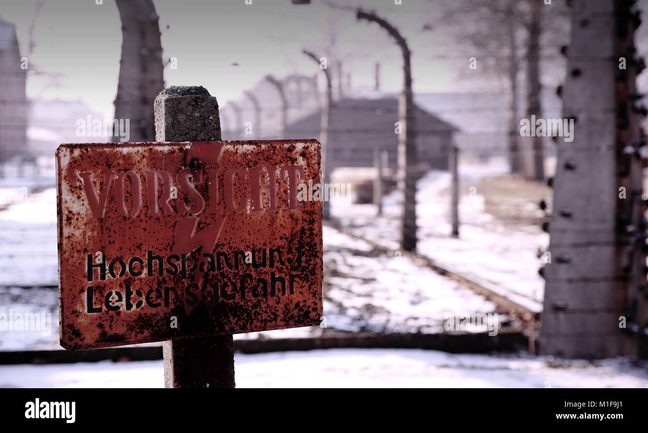 Neben elektrischen Zaun in Auschwitz I - in deutscher Sprache - "Achtung - Hochspannung - Lebensgefahr" Stockfoto