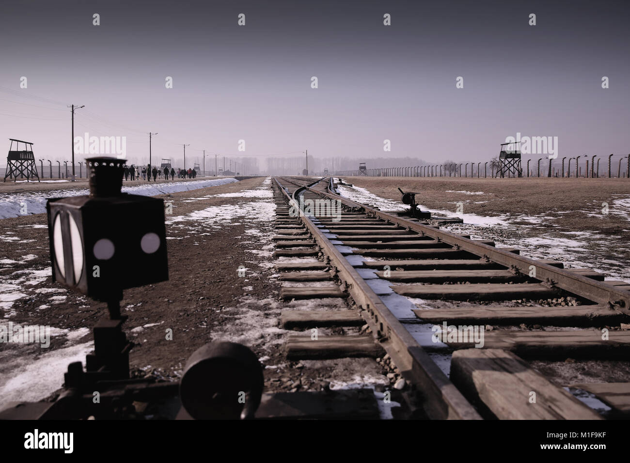 Bahnlinie und Punkten nur innen Eingang zu Auschwitz II-Birkenau Holocaust Gedenkstätte und Museum - Polen Stockfoto