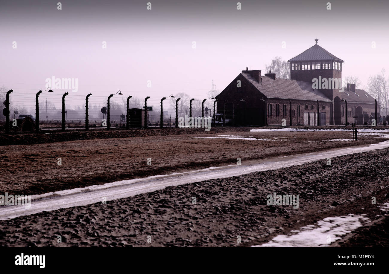 Blick auf Auschwitz II Birkenau Haupteingang Blick zurück aus Holz- Unterkunft Hütten - Schnee und Eis auf dem Boden. Stockfoto