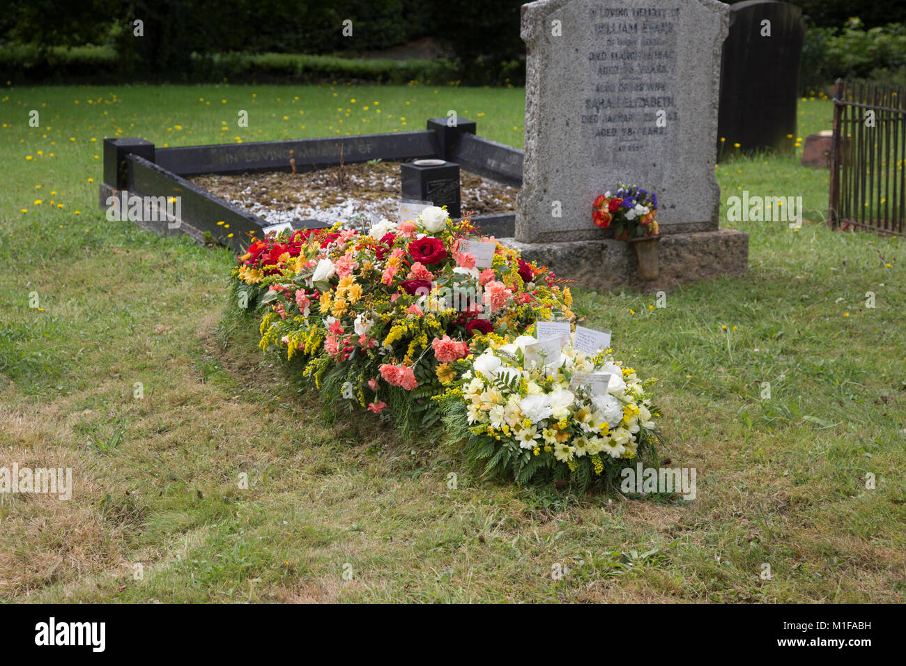 Ehrungen am grab -Fotos und -Bildmaterial in hoher Auflösung – Alamy