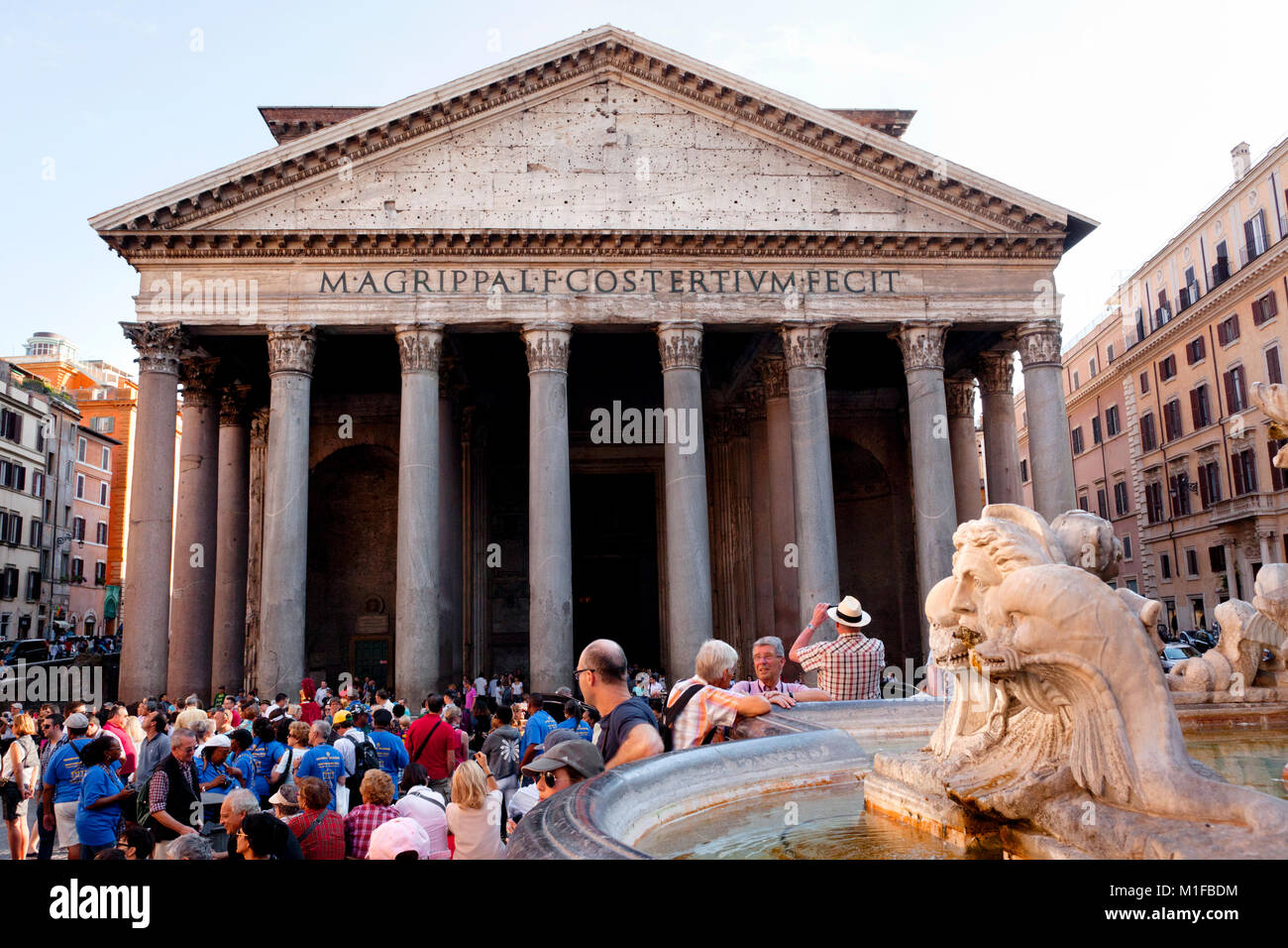 Pantheon an einem geschäftigen Tag, Rom, Italien Stockfoto