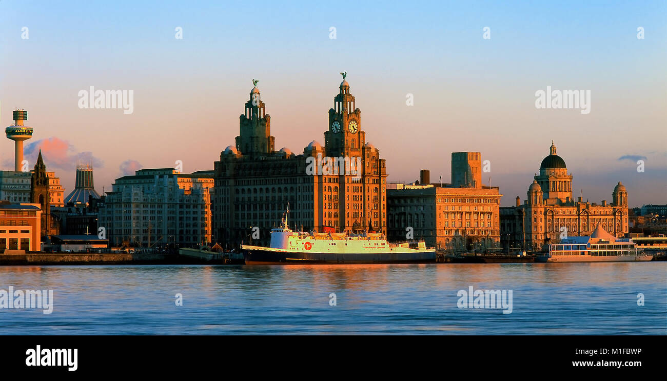 Ein abendlicher Blick über den Fluss Mersey in Richtung Liverpool skyline schauen. Stockfoto