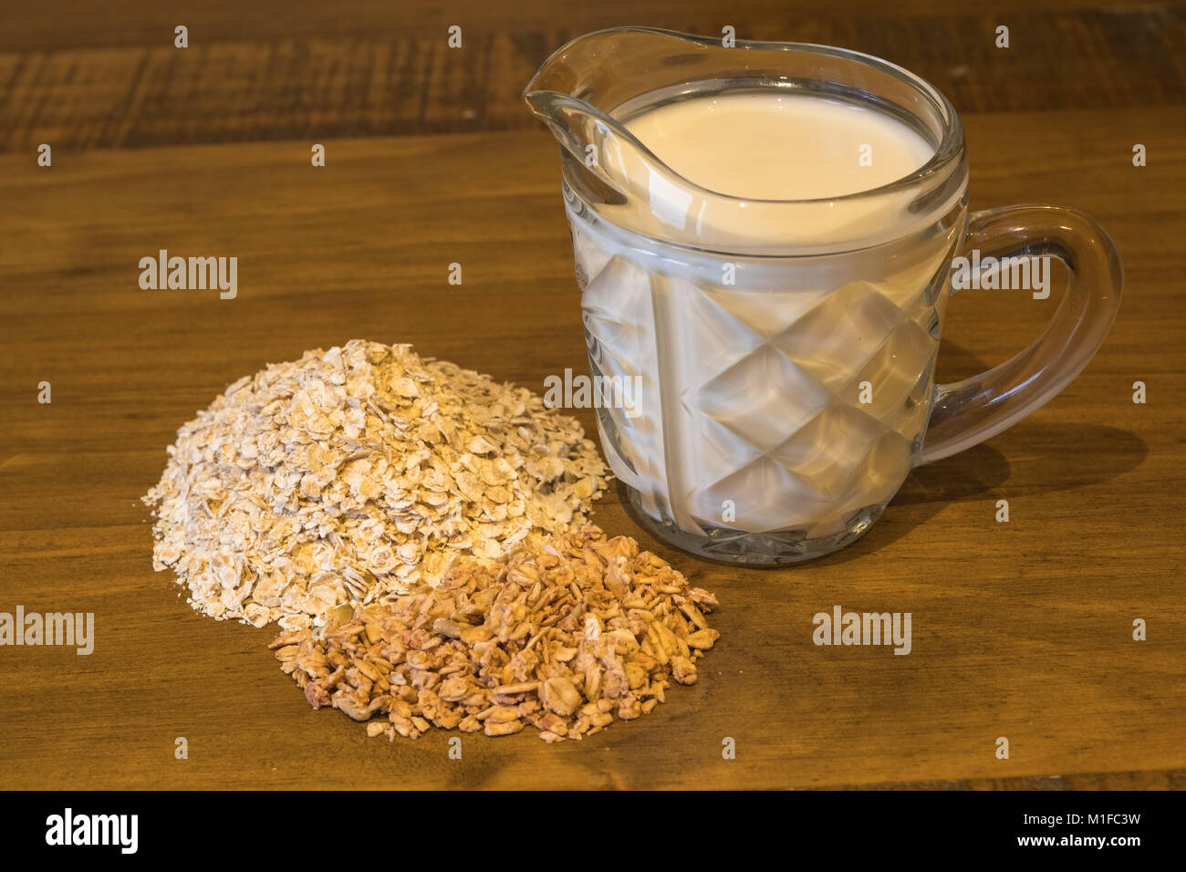 Haferbrei, Müsli & Milch sind alle Zutaten für ein gesundes Frühstück nutricional erforderlich Stockfoto