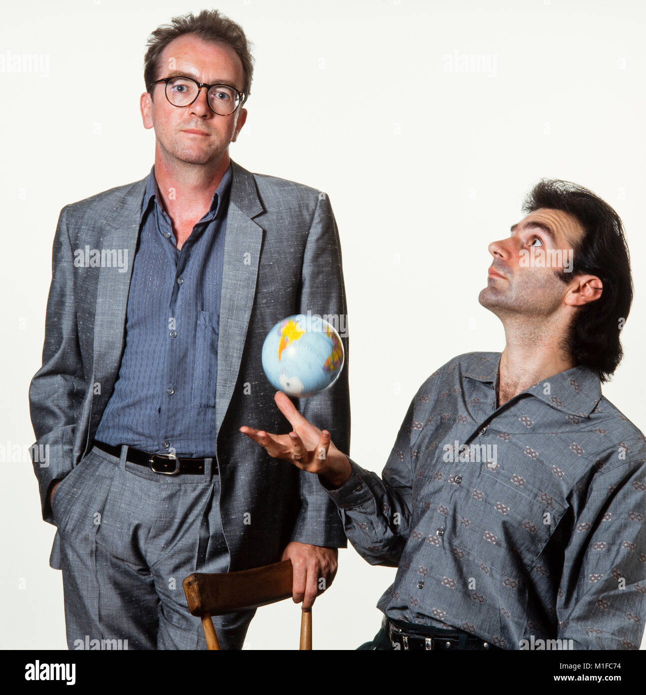 Ben Mandelson, (hijaz Mustapha), 3 mustaphas3, wirft die Kugel in der Luft durch ein anderes Mitglied in die Band (Name unbekannt), im Jahr 1990, London fotografiert begleitet, Großbritannien Stockfoto Ben Mandelson, (hijaz Mustapha), 3 mustaphas3, wirft die Kugel in der Luft durch ein anderes Mitglied in die Band (Name unbekannt), im Jahr 1990, London fotografiert begleitet, Großbritannien Stockfoto