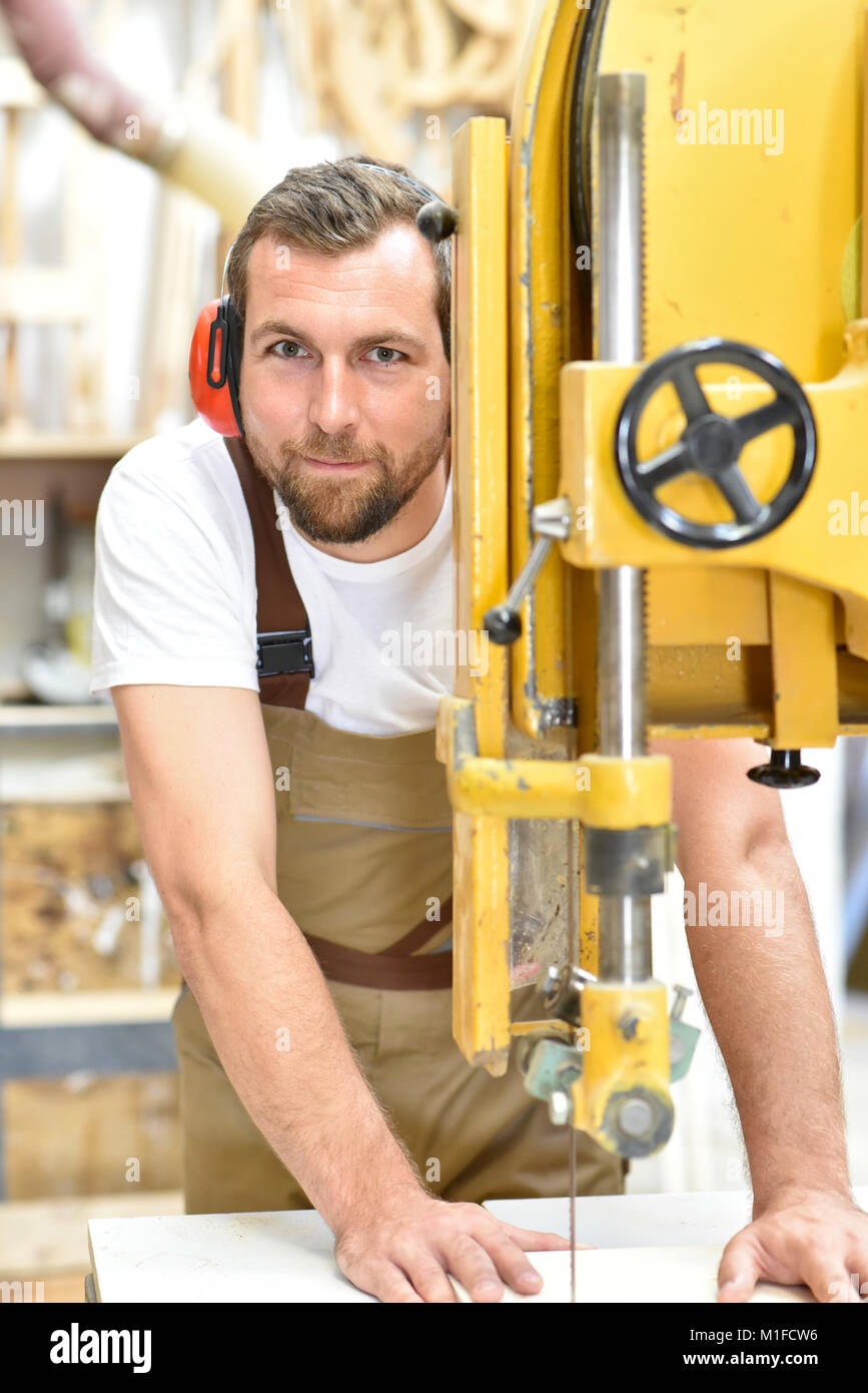 Porträt eines Arbeitnehmers in einer Tischlerei am Arbeitsplatz - Holzbearbeitung Stockfoto