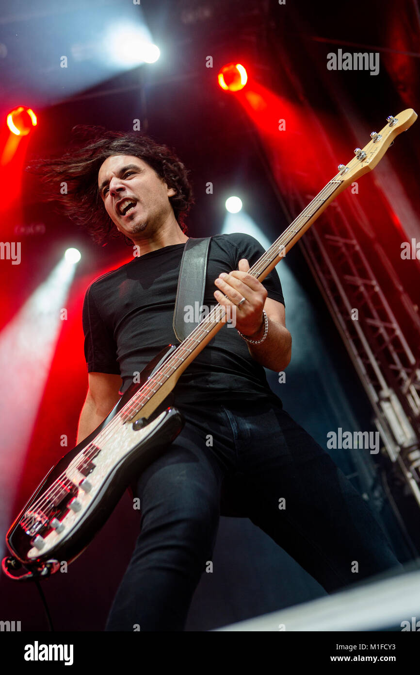 Die kanadische Rockband Danko Jones führt ein Live Konzert in Plenen, Bergenhus Festning. Hier Bassist John Calabrese wird gesehen, live auf der Bühne. Norwegen, 21/06 2016. Stockfoto