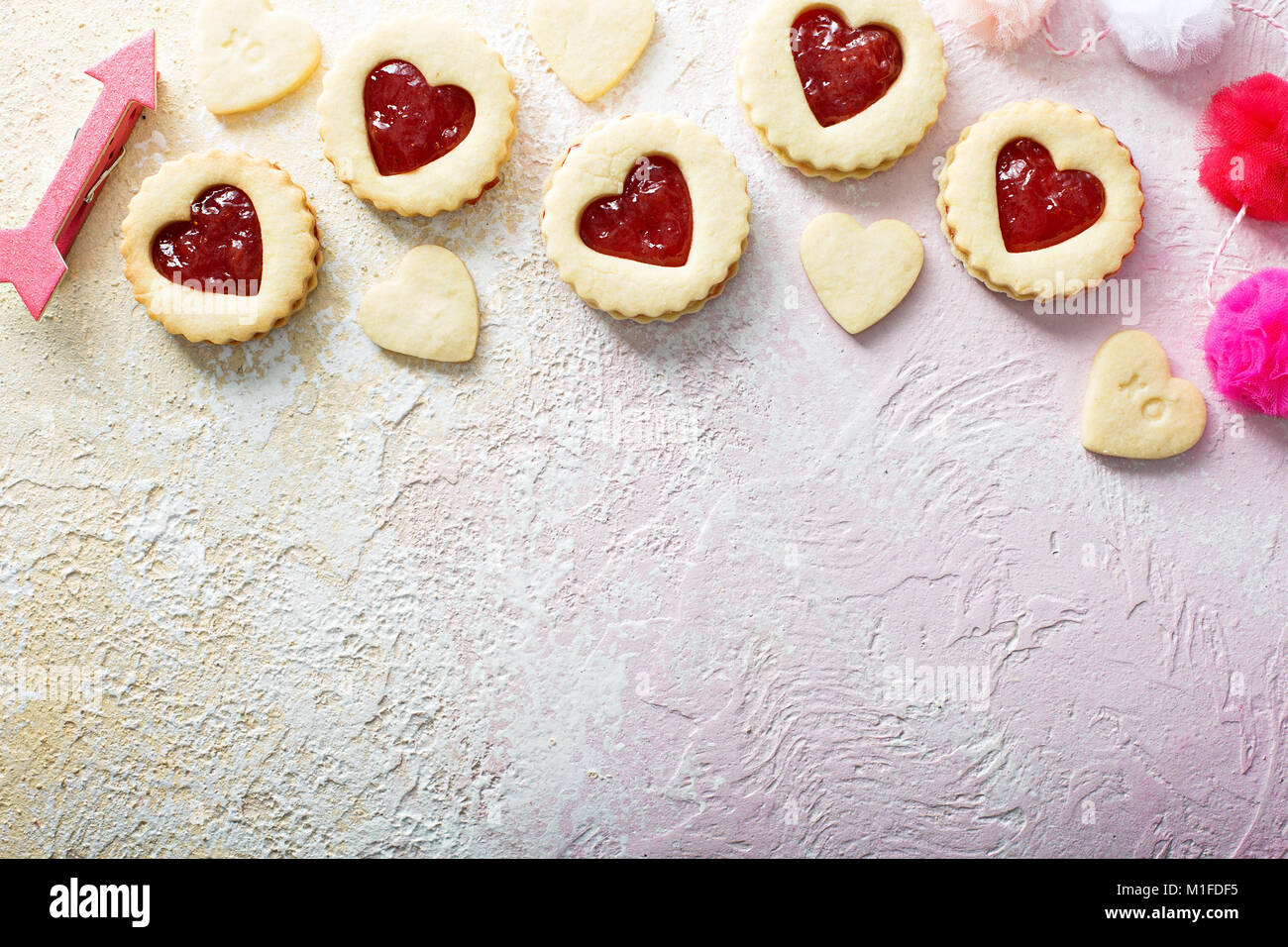 Vanille cookies mit Strawberry jelly Füllung für Valentines Tag mit Copy space Stockfoto