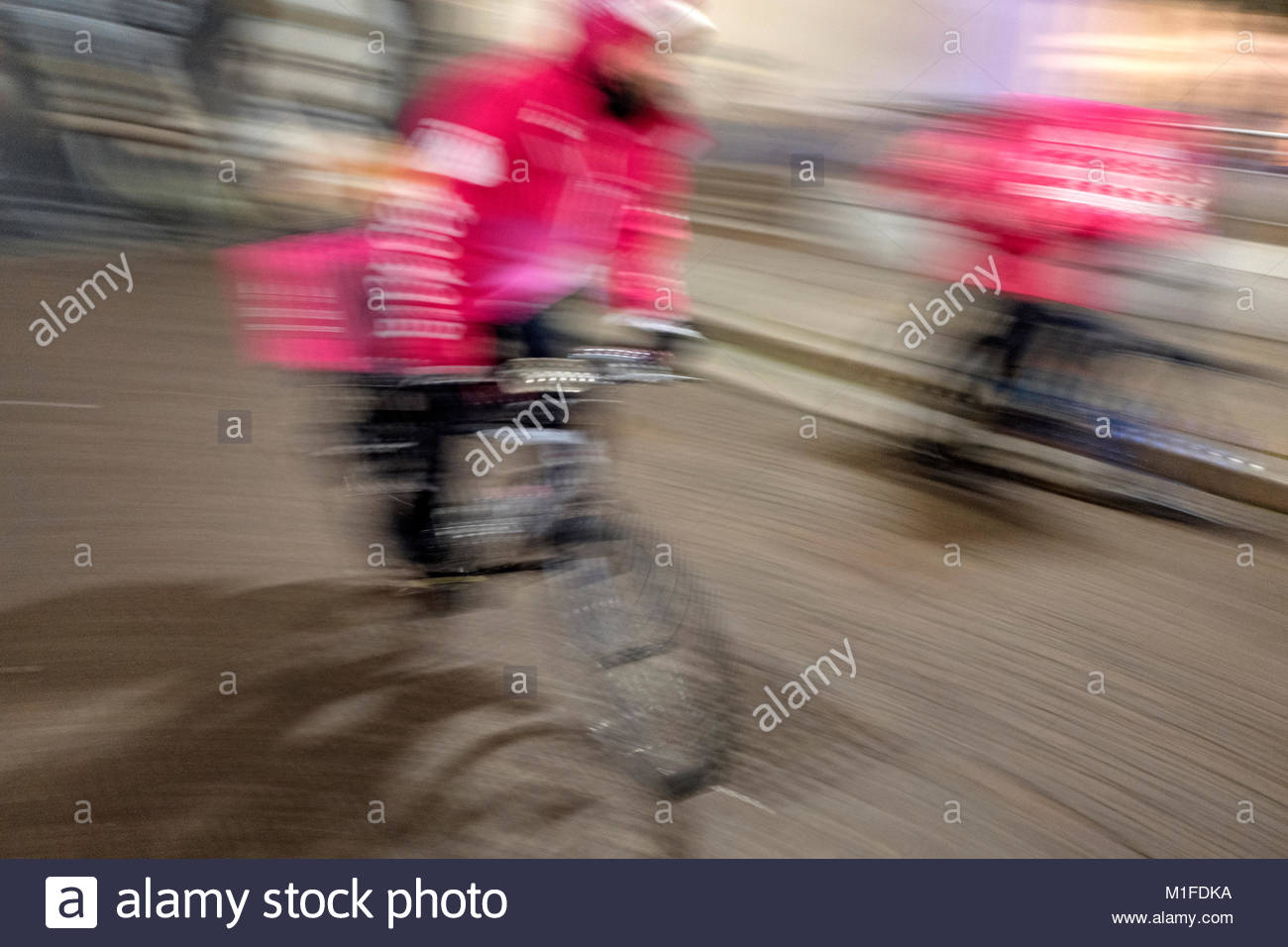 Foodora Essen Lieferung Nach Hause Mit Dem Fahrrad Stockfoto