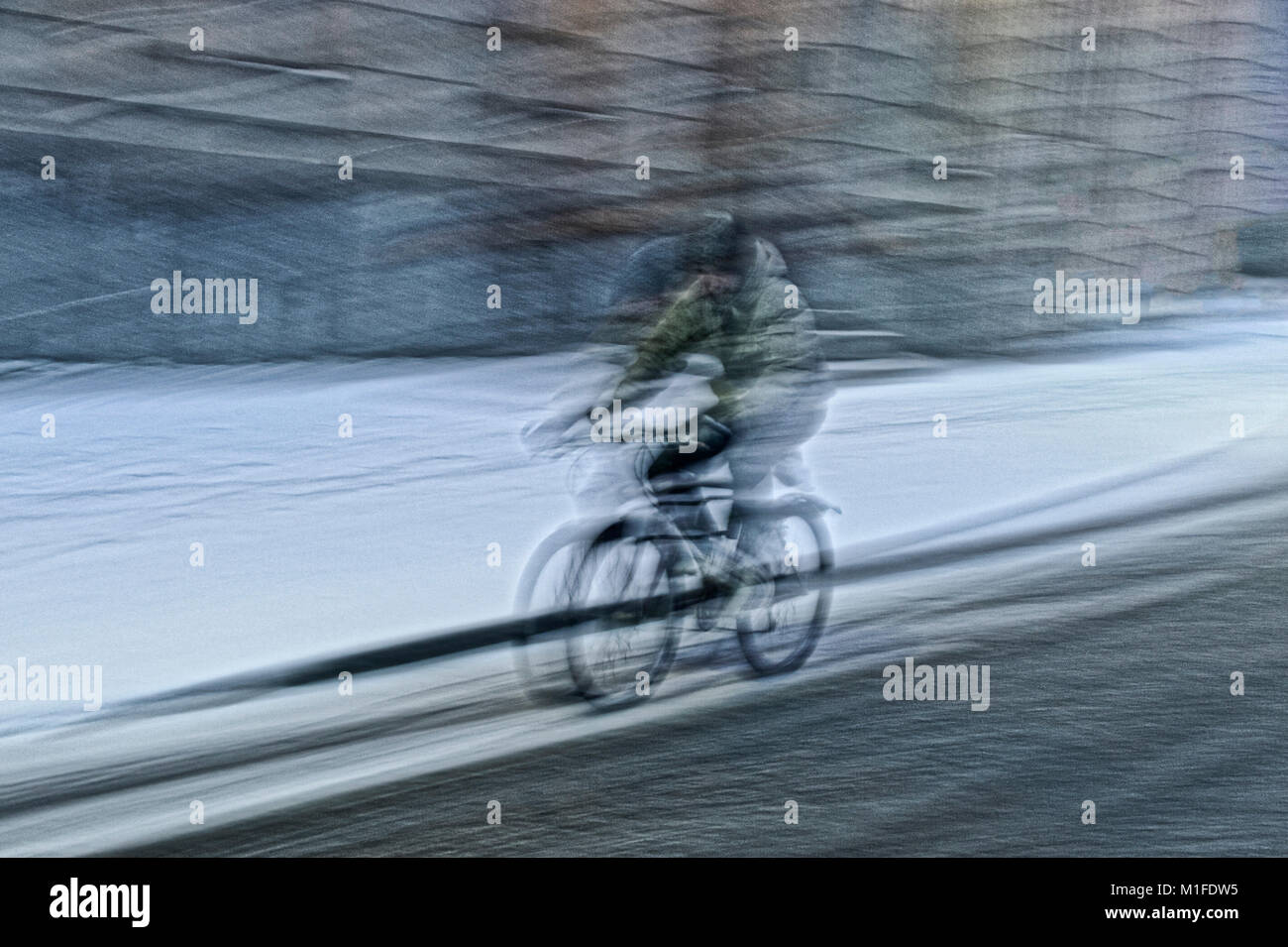 Eine schwedische Radfahrer in Schneesturm Stockfoto
